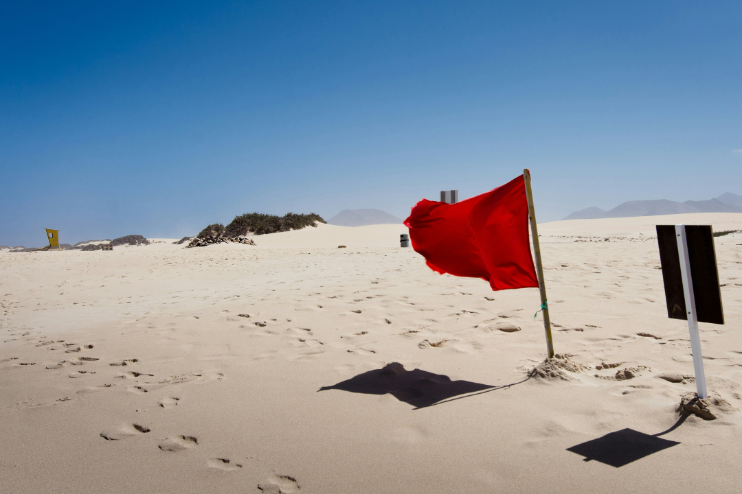 Red flags, které často přehlížíme v novém vztahu